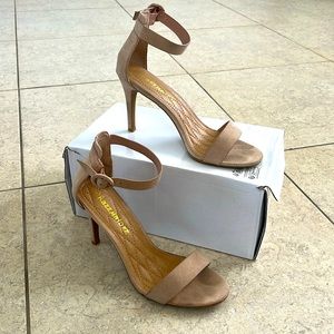 They are very old but with a good cleaning I’m sure they’ll look 100x better!